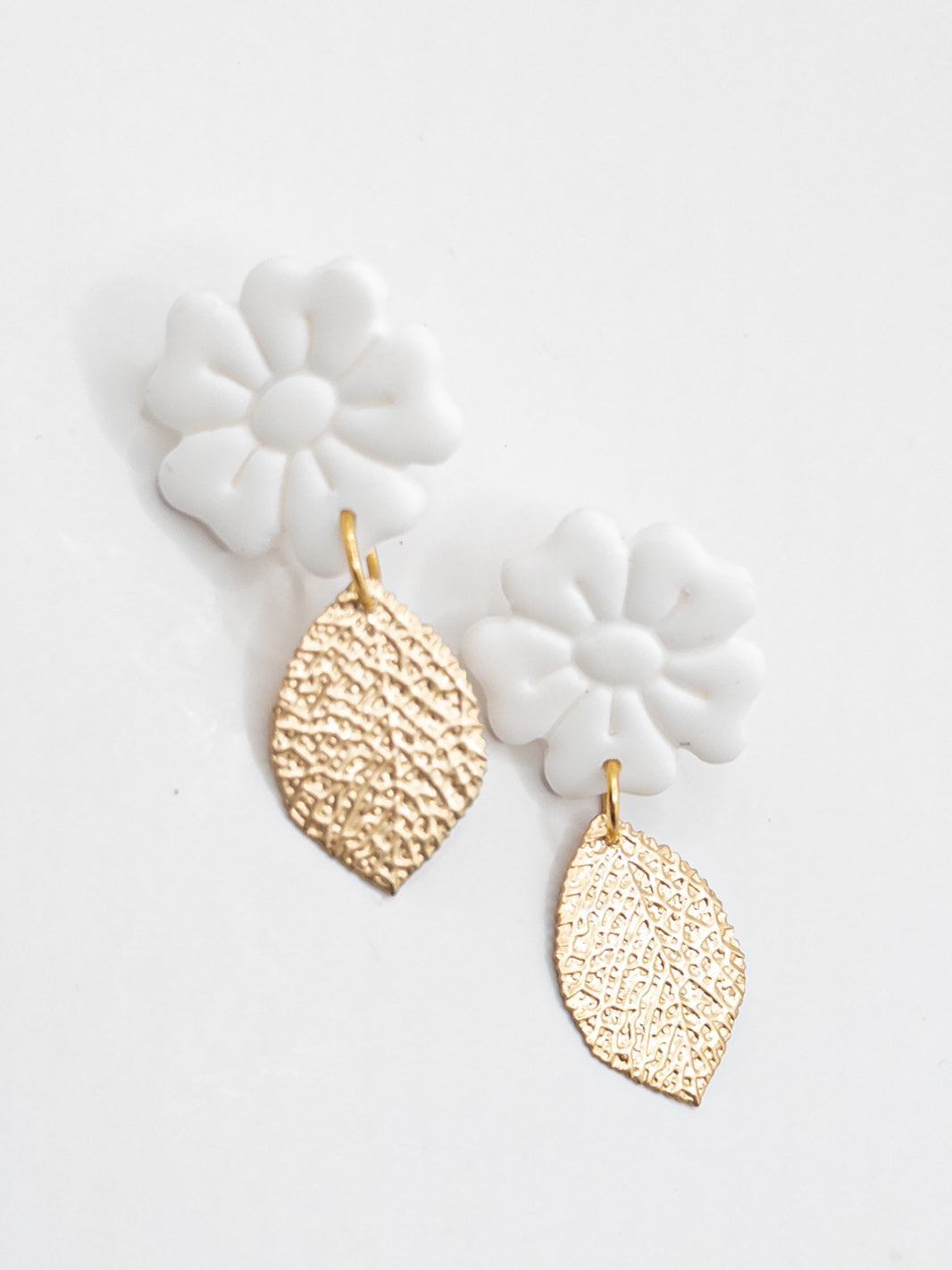 Oorbellen Bloem Feather wit