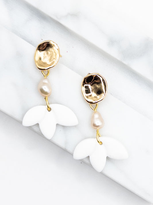 Bloem oorbellen wit met pareltje