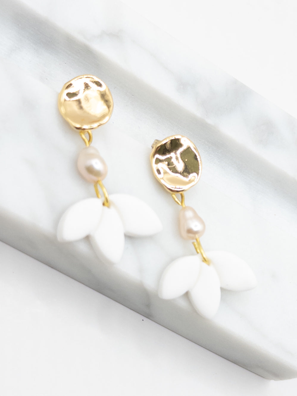 Bloem oorbellen wit met pareltje