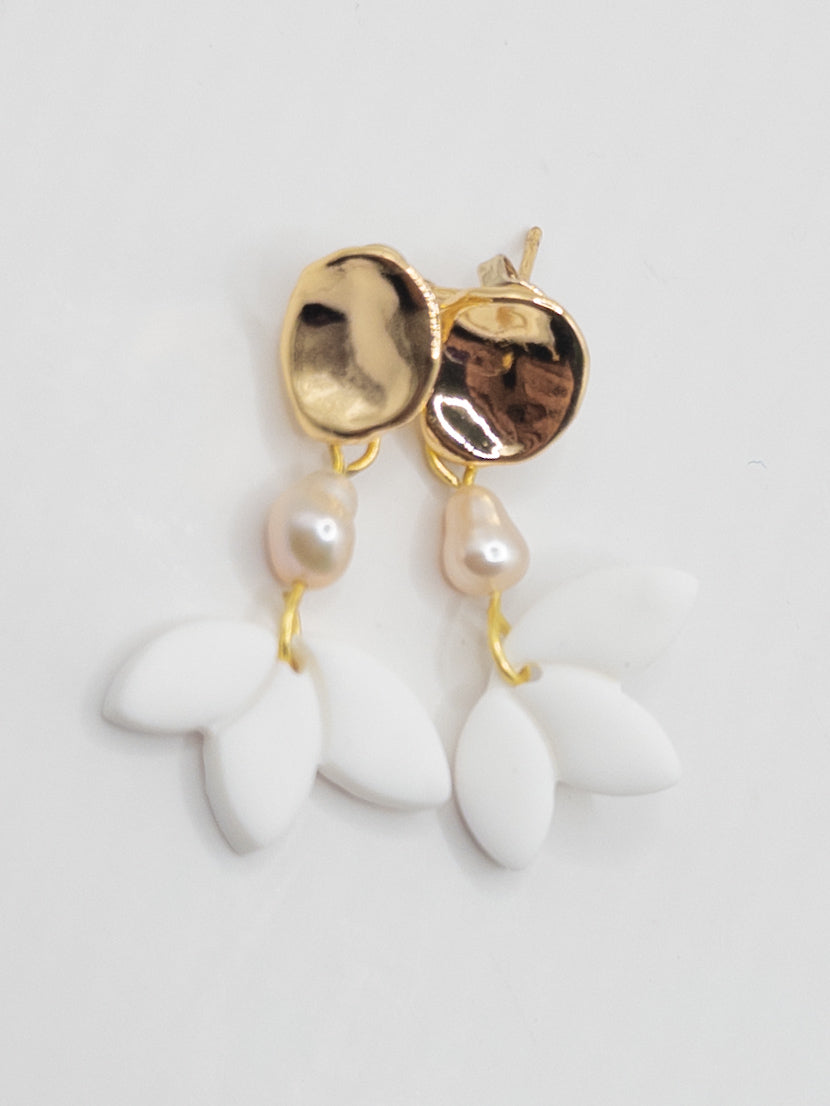 Bloem oorbellen wit met pareltje