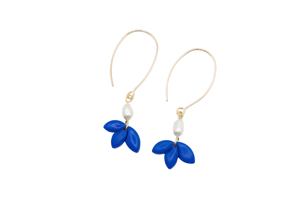 Oorhaken parel en bloem blauw