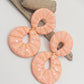 Oorbellen in perzikkleur met een ronde oorsteker en hanger met glans 
